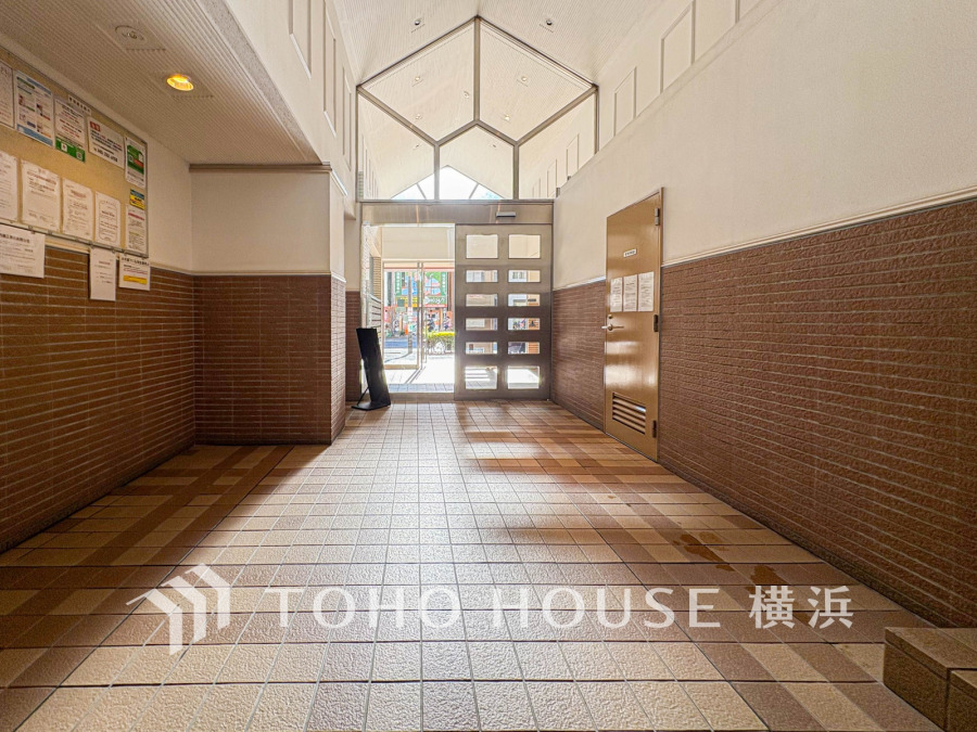 エントランスは毎日の行き帰りで使う大事な空間です。明るい基調で華やかなデザインなので、毎日も気持ちよく、またご友人なども素敵に迎え入れられます。