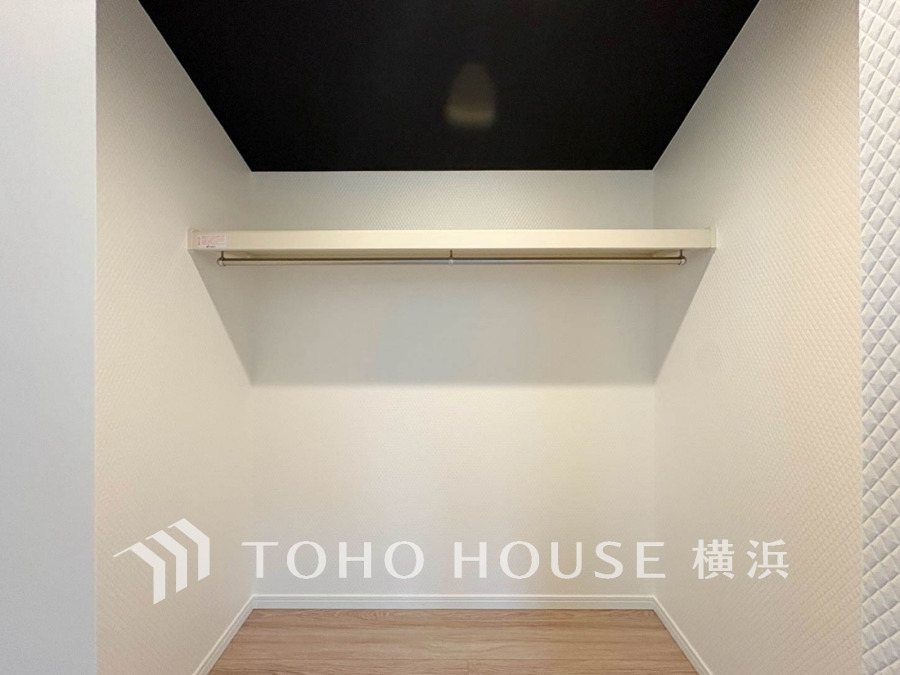 大切な衣類を機能的に収納できるウォークインクロゼット。ゴルフバッグやキャリーバッグなどもすっきりと片付けられます。高い収納率を実現する多彩な収納スペースを確保しました。