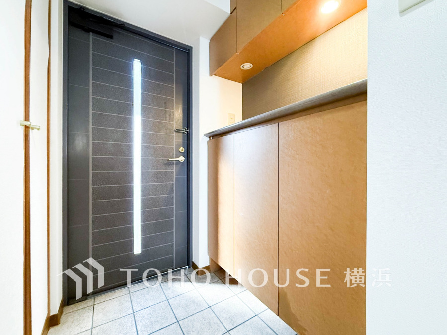 落ち着いた色を基調としていて上質感のある玄関スペースとなっています。
