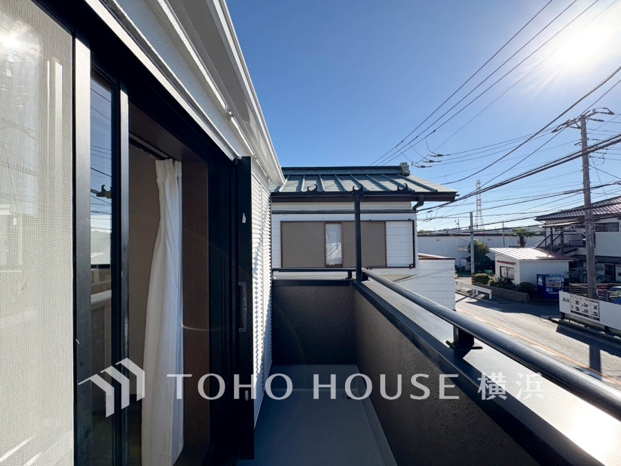 暮らしの中で光と風を演出してくれるバルコニー、見事なまでの開放的な空間を演出しながら、プライベート性も確保された空間は我が家の自慢です。