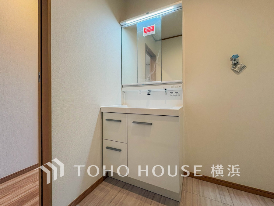 十分な大きさの洗面台は、身だしなみチェックや歯磨きなど、朝の慌ただしい時間でも余裕とゆとりを感じて頂けます。