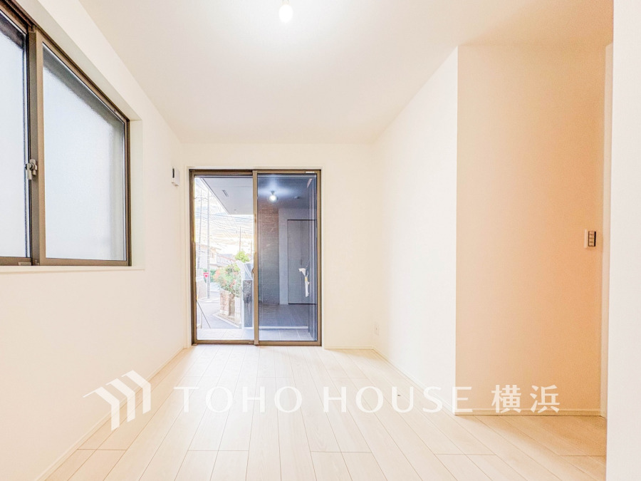 明るい光が差し込むシンプルで清潔感のある居室。窓と掃き出し窓で風通しも良好です。