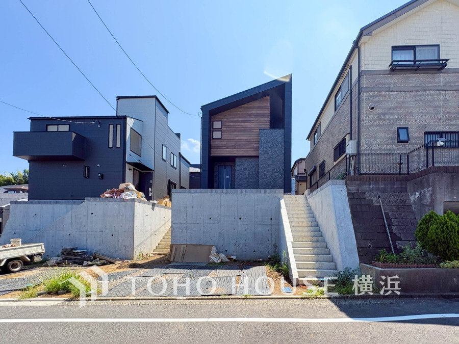 時代の流れに惑わされないシックなカラートーンで街並みに溶け込む外観は、主張し過ぎず、また平凡になり過ぎず絶妙なコントラストで輝きを放ちます。