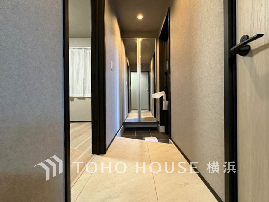 上質感漂う玄関と廊下。居住者の帰り、訪れる方を優しく迎える・安らぎに満ちた生活空間を予感させる。健やかな暮らしを楽しめそう。