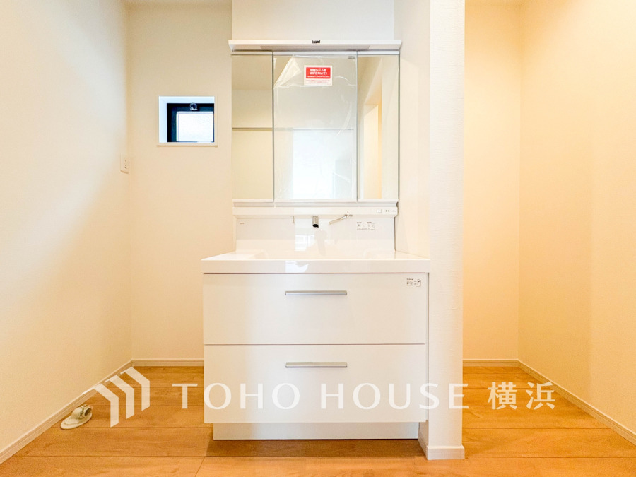 使いやすい機能が備えられた清潔感溢れる洗面空間。収納も充実しています。
