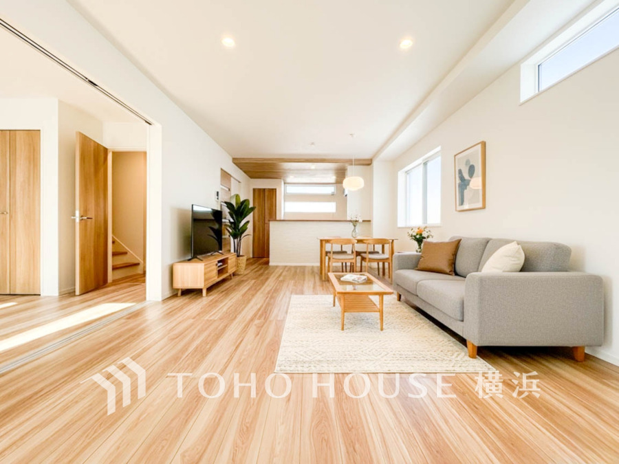 柔らかな色合いのフローリングと清潔感の溢れるクロスが明るい空間を創り出しているリビングダイニング。憩いの場に相応しく、ここで楽しむ家族の時間が絆をより深めてくれそうです。（家具はCG）