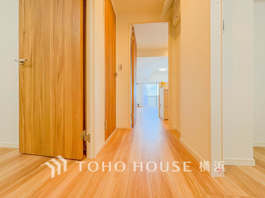 上質感漂う玄関と廊下。居住者の帰り、訪れる方を優しく迎える・安らぎに満ちた生活空間を予感させる。健やかな暮らしを楽しめそう。