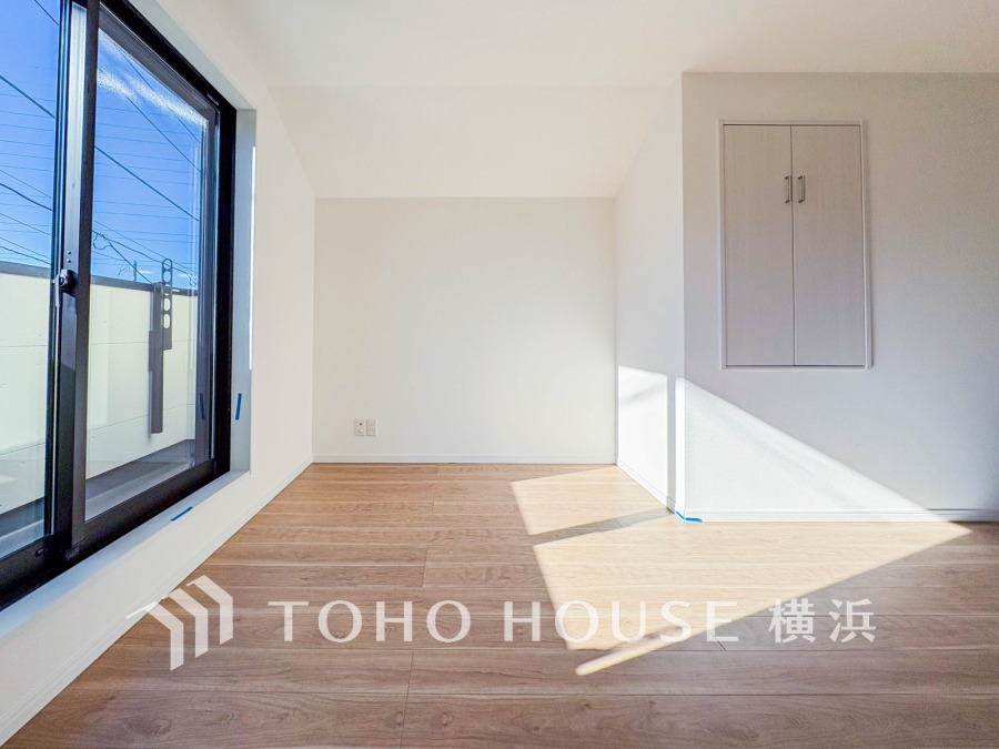 明るく開放的な空間が広がるLDK。室内には豊かな陽光が注ぎ込み、爽やかな住空間を演出。ホームパーティーでもゲストと一緒に料理を楽しみながら楽しい時間を過ごせそう。