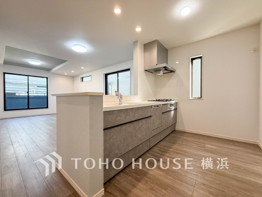 機能性とデザイン性を兼ね備えたシステムキッチン。リビングとの一体感も考慮され、美しい空間が実現。
