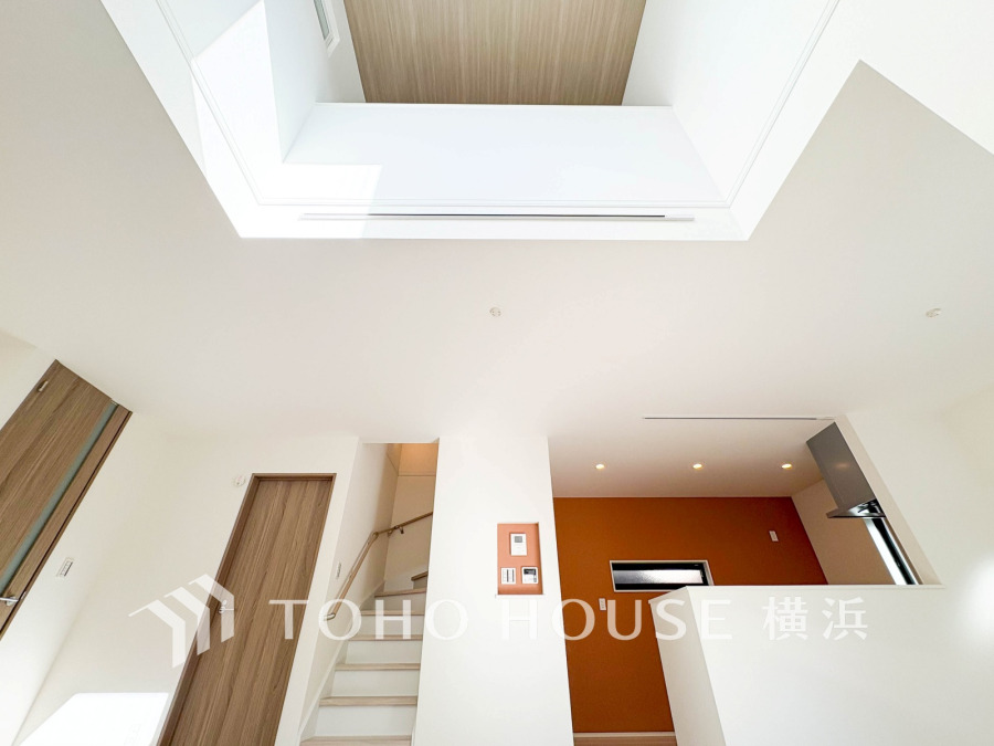 柔らかな色合いのフローリングと清潔感の溢れるクロスが明るい空間を創り出しているリビングダイニング。憩いの場に相応しく、ここで楽しむ家族の時間が絆をより深めてくれそうです。