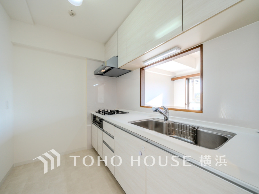 明るく清潔感あふれるキッチンは、対面式でリビングを見渡せる設計。