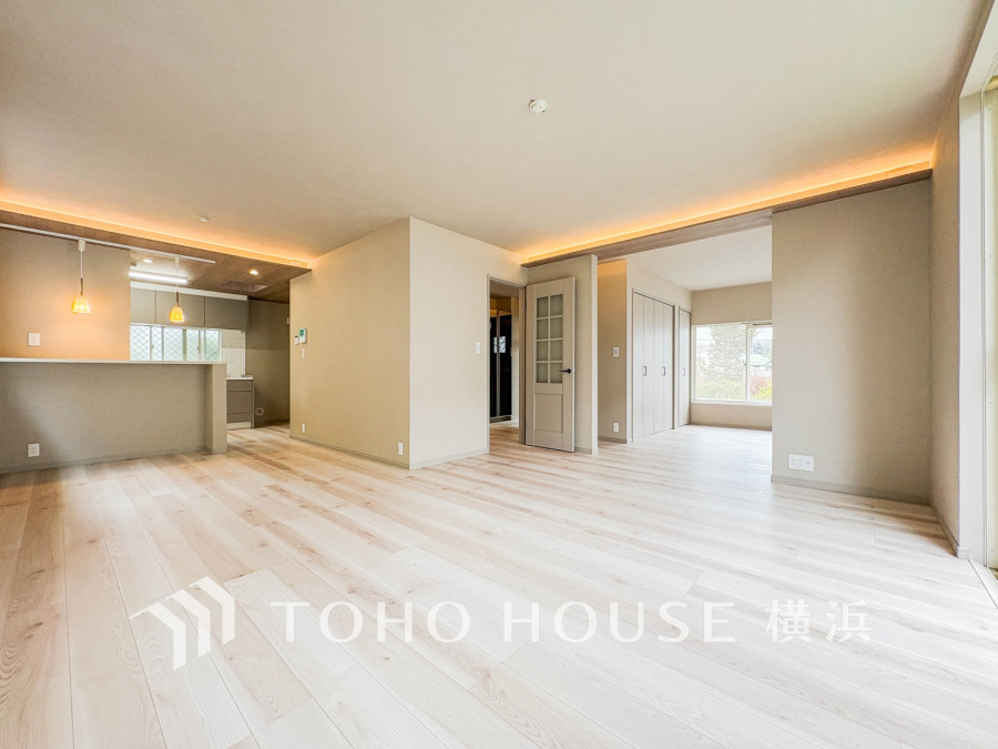 広々としたリビングダイニングは、シックでモダンな内装。落ち着いた雰囲気に包まれて、伸びやかな空間の中で、ゆったりと家族団らんのひとときを過ごせます。