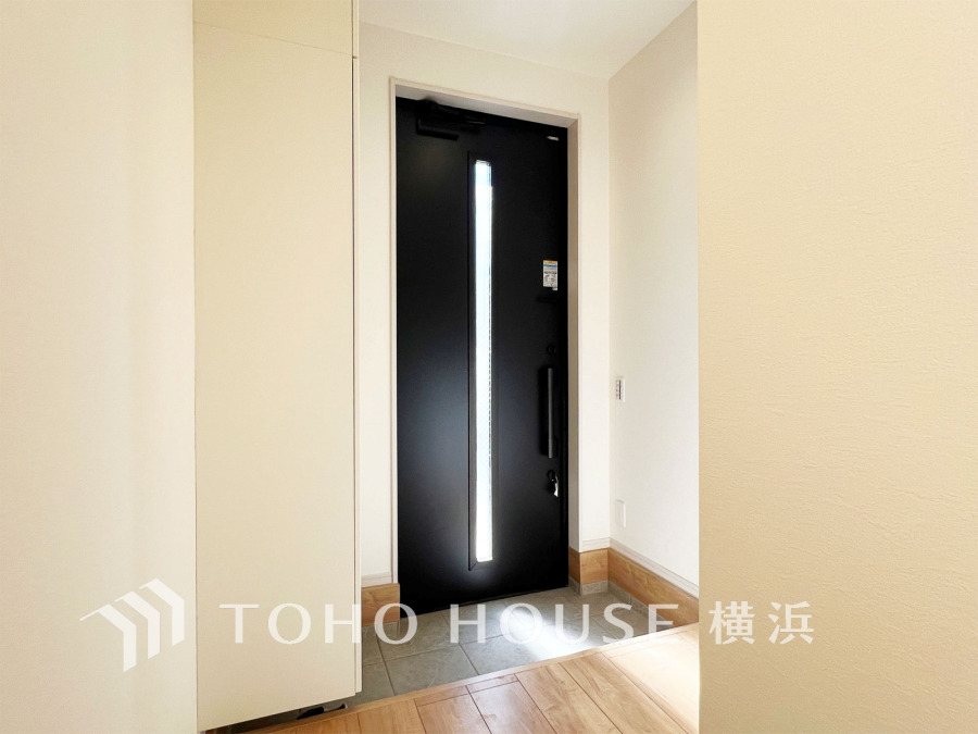 白を基調とした上質感漂う玄関と廊下。居住者の帰り、訪れる方を優しく迎える・安らぎに満ちた生活空間を予感させる。健やかな暮らしを楽しめそう。