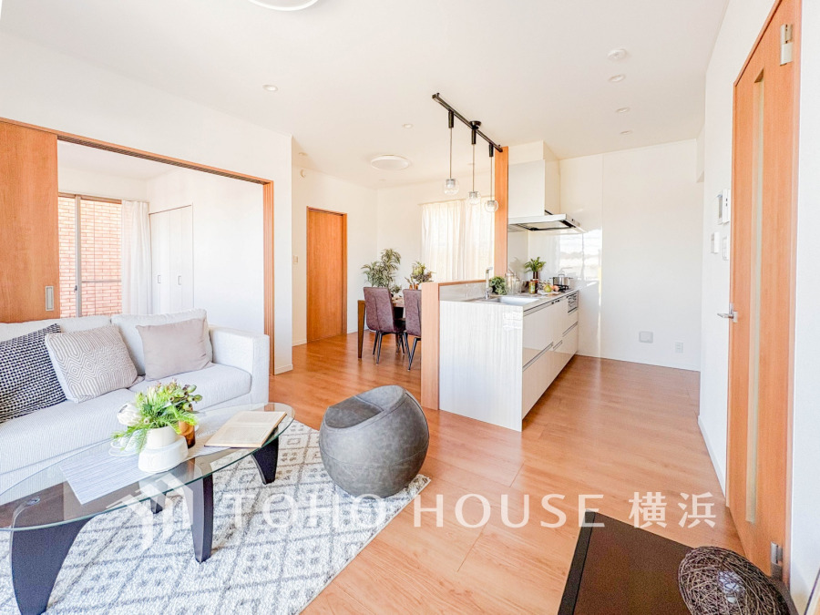 ナチュラルな木目と白を基調にした温かみのあるリビング・ダイニング。開放感あふれる快適空間です。