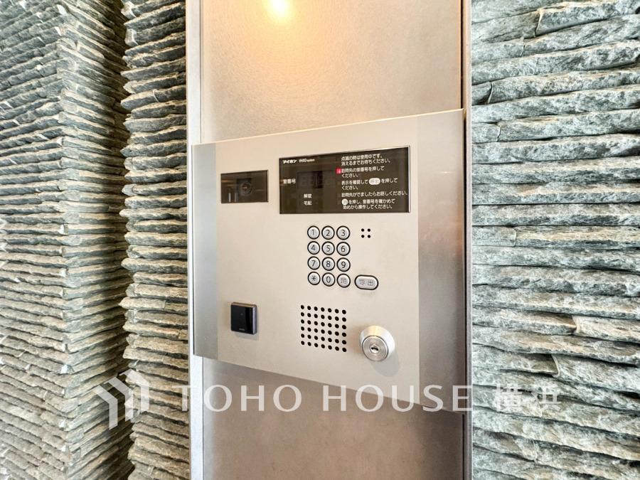 安心のオートロックシステムで、来訪者をしっかり確認できる安全なエントランス設備です。