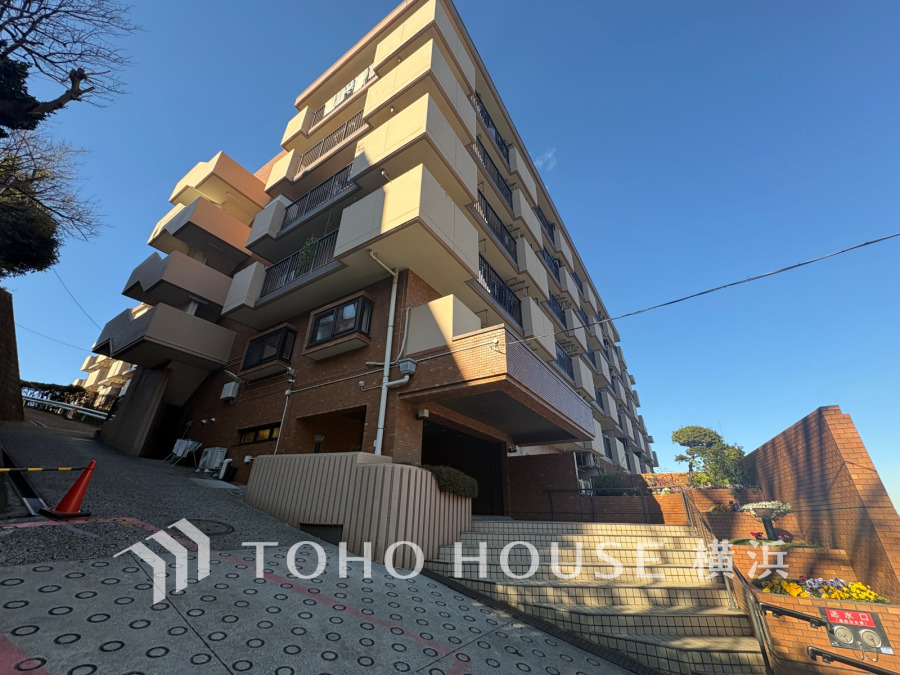 爽やかな青空の下に贅沢なほどに降り注ぐ陽光、豊かな居住性と、クオリティが見事に調和した住空間は、住まうことの喜びを感じさせてくれます。