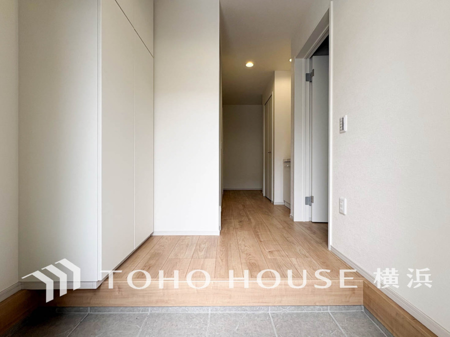 清潔感溢れる玄関がお出迎えする本邸宅の物語は、ここから始まる日常を期待させます。この場所には「希望」と「優越」で包み込んでくれる「特別」な空間があります。