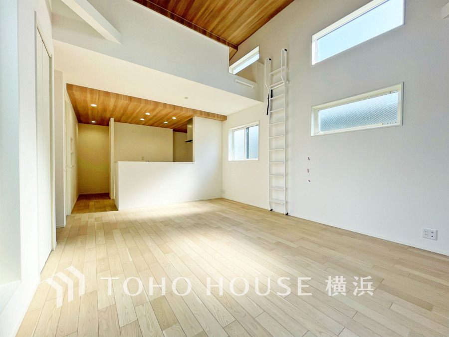 明るい自然光が差し込み、開放的な勾配天井が空間に広がりを持たせた、２階リビングの間取り。