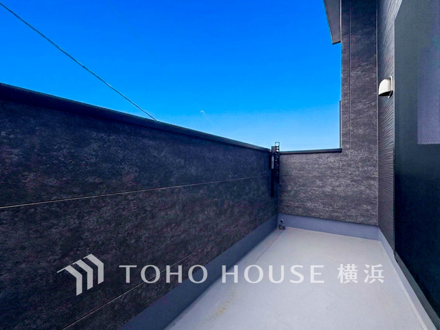 広いバルコニーは、暮らしの中での光と風を演出してくれています。見事なまでの開放的な空間をお楽しみください。