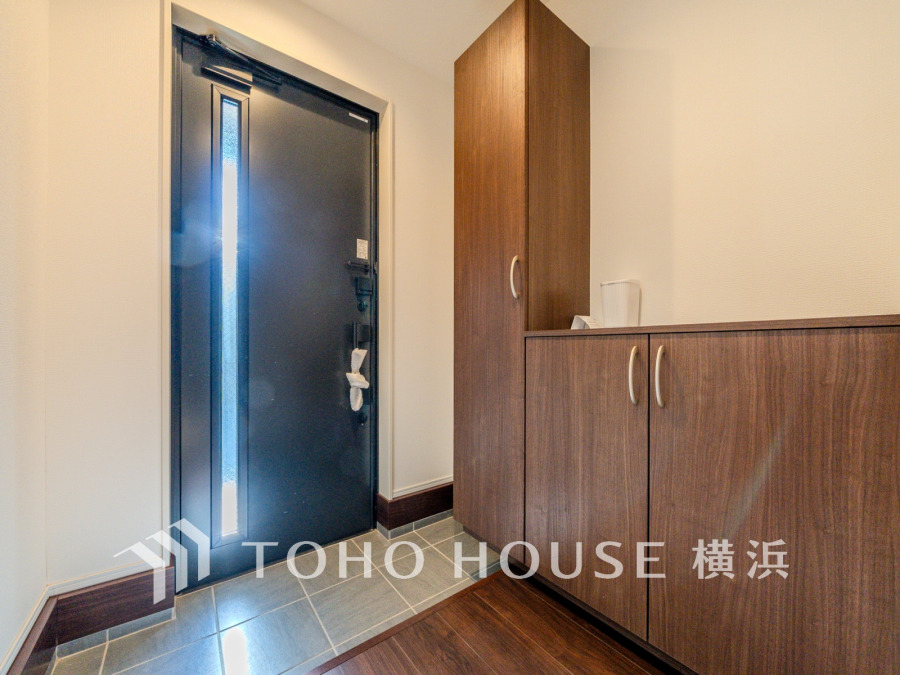 収納力の豊富なシューズボックスを設置した玄関スペース。ウッド調の落ち着きある空間です。
