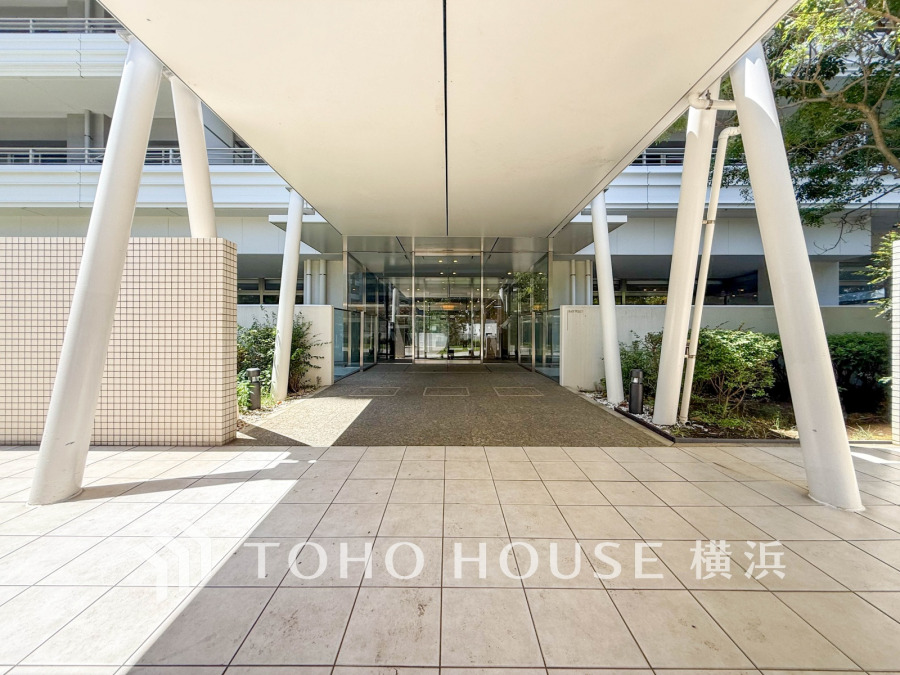 上品で清潔感があるエントランスは住人やゲストを迎え入れ、そして送り出す場にふさわしい上質な空間です。プライベート感が高まるシックな装いのエントランス。