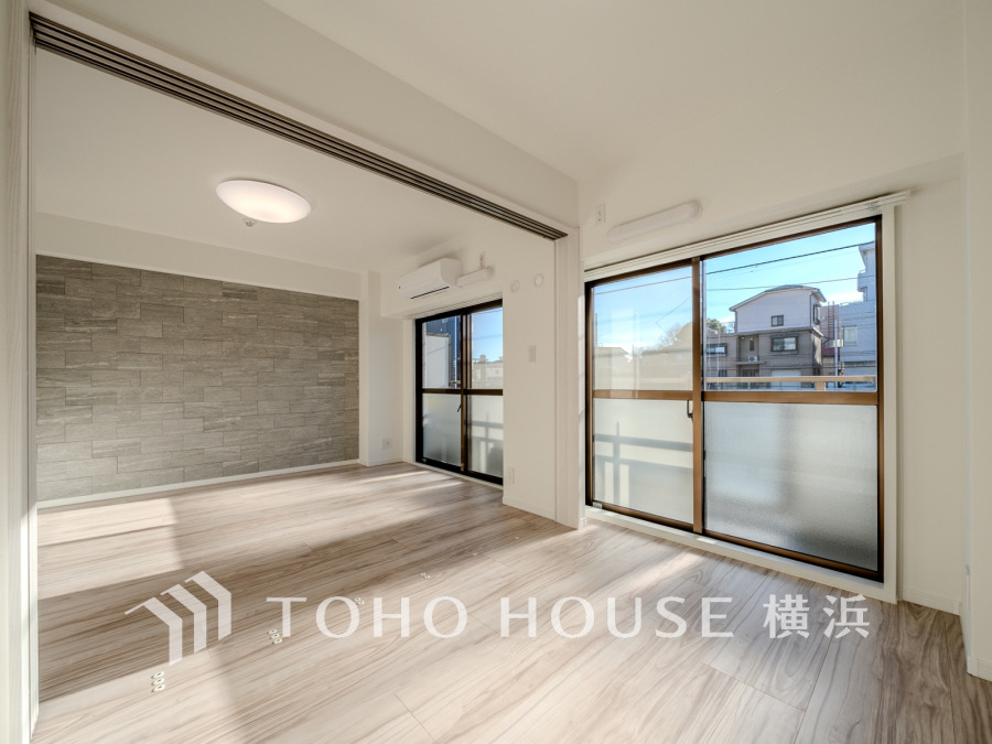 バルコニーに面した南西向きの明るい洋室。扉を開放して隣接するリビングと一体化して使うことも可能です。
