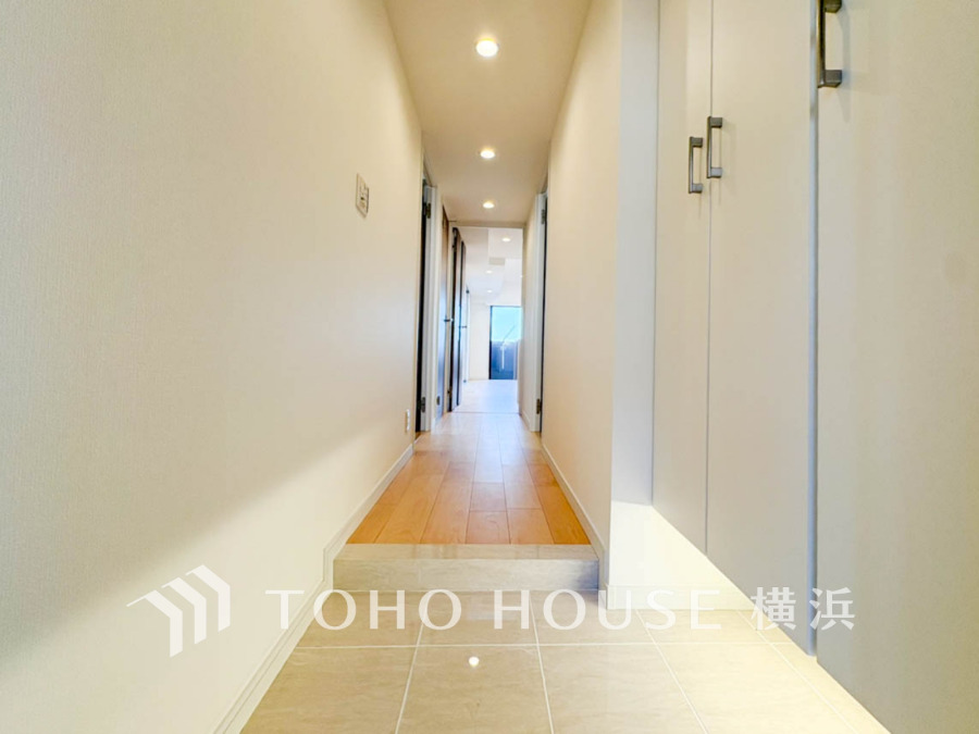 上質感漂う玄関と廊下。居住者の帰り、訪れる方を優しく迎える・安らぎに満ちた生活空間を予感させる。健やかな暮らしを楽しめることでしょう。