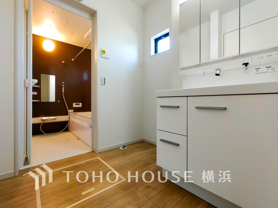 十分な大きさの洗面台は収納もさる事ながら、身だしなみチェックや歯磨きなど、朝の慌ただしい時間でもホテルライクなスペースで余裕とゆとりを感じて頂けます。