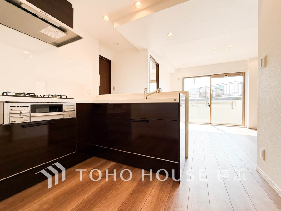 家事動線やリビングとのつながりに配慮し、食事の準備や片付けなどの家事を楽しくするキッチンスペースに仕上げました。毎日使う場所だから気持よく使えて、居心地の良い空間に。