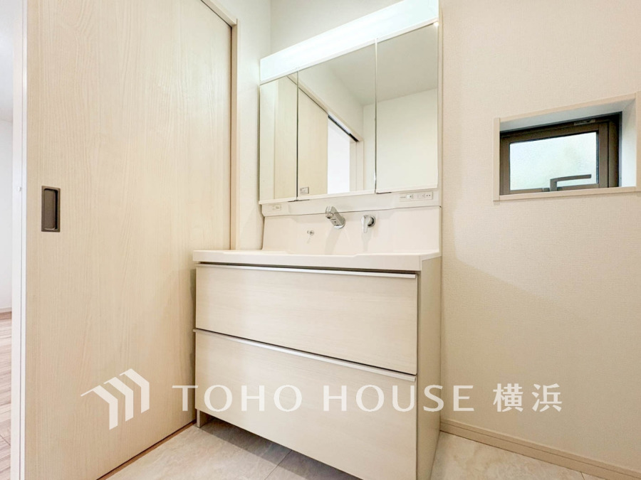 ご家族の1日が始まり、1日の終わりを締めくくる洗面空間。洗濯機を配置しても十分なスペースを確保した設計となっております。