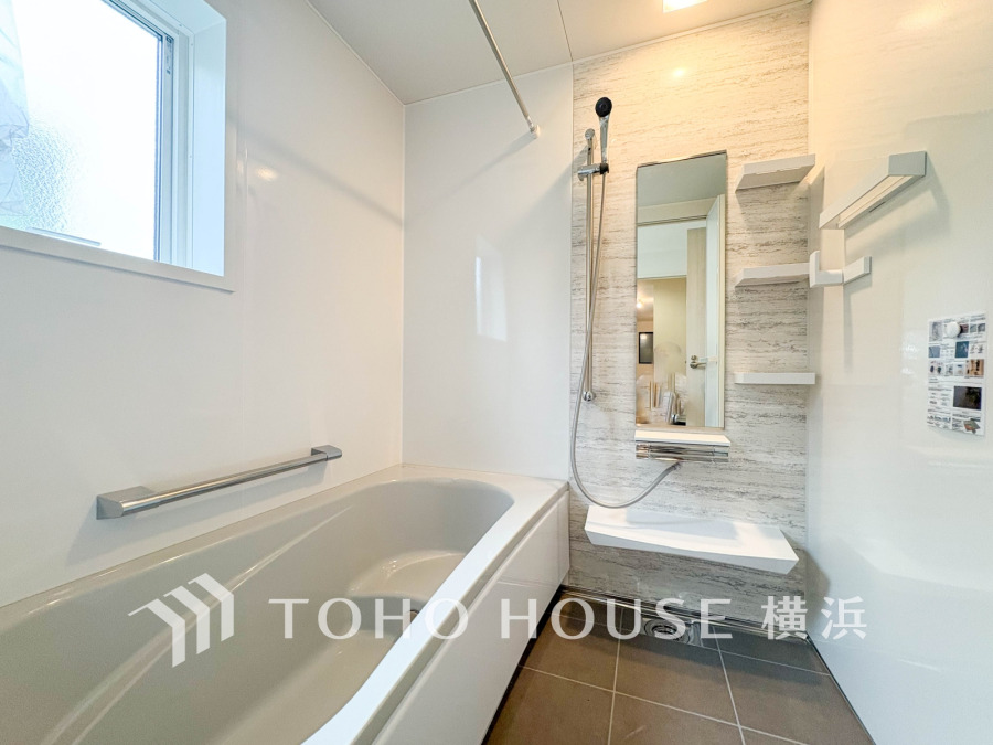 掃除のしやすさ・収納の便利さなど、おふろを使う人、お手入れする人、みんなにとっての「しあわせ性能」を追求したバスルームを採用いたしました。