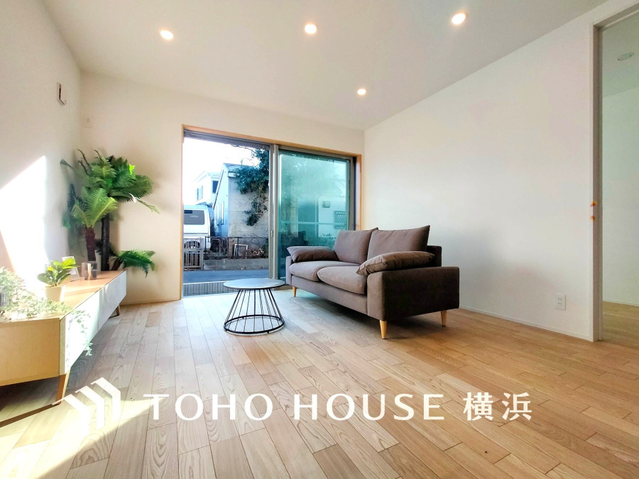 光と風が溢れる開放的なLDKには、自然と家族みんなが集まってきます。明るく穏やかな空気が流れるこの場所は、豊かな寛ぎと笑顔の団欒をいつも優しく守ってくれることでしょう。