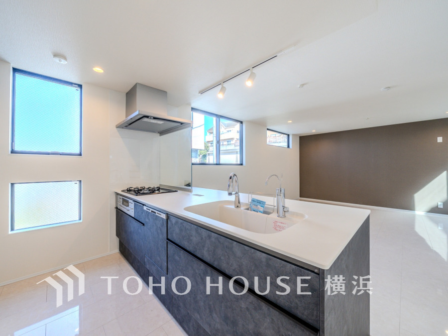 開放感あふれる対面キッチンは、家族と会話を楽しみながら料理ができる快適な空間です。収納も充実しています。