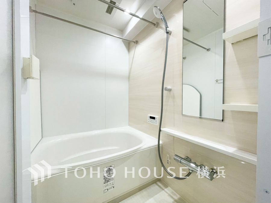 ◆質感が奏でる時間◆輝きが美しいホワイトカラーのパネルと流麗なデザインの浴槽が醸しだす高級感を感じる浴室、快適・清潔な空間で心も体もオフになる時間を。