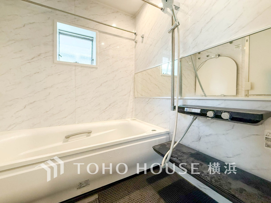掃除のしやすさ・収納の便利さなど、おふろを使う人、お手入れする人、みんなにとっての「しあわせ性能」を追求したバスルームを採用いたしました。