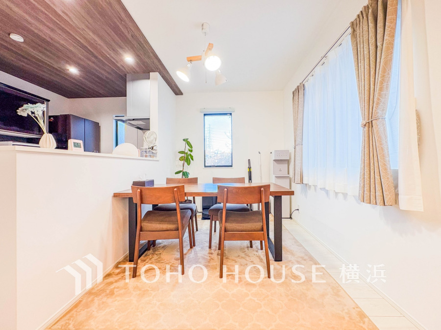 【2026年1月撮影】家族みんなが爽やかに健やかに過ごせるように、溢れる光をたっぷり取り込んだリビングダイニング。集いの場、憩いの場としての快適性を求めたやすらぎの空間です。