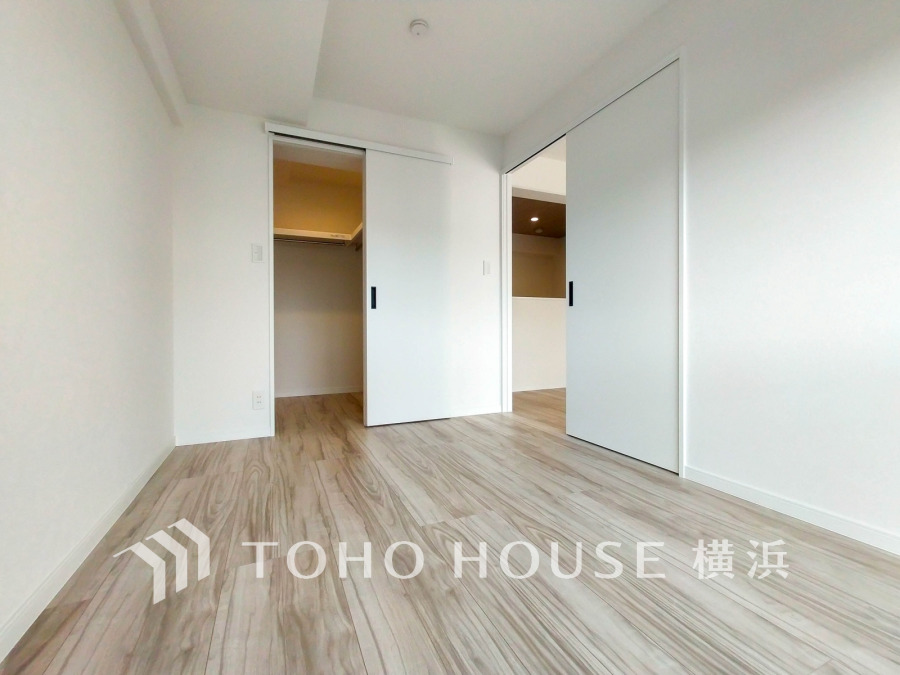 明るい洋室は収納力のあるウォークインクローゼット付き。快適な居住空間を実現します。