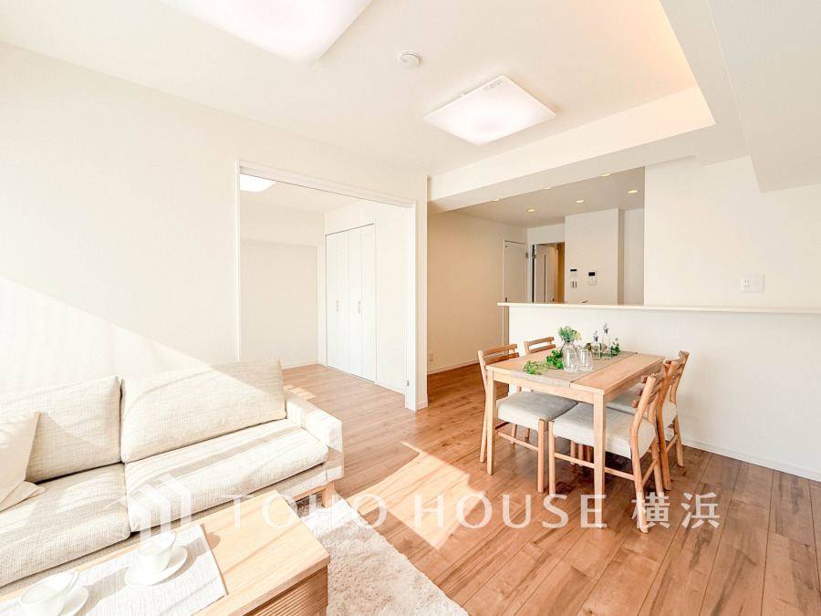 明るい光が差し込むリビングダイニングは、木目調の床とナチュラル家具で温かみのある空間を演出しています。