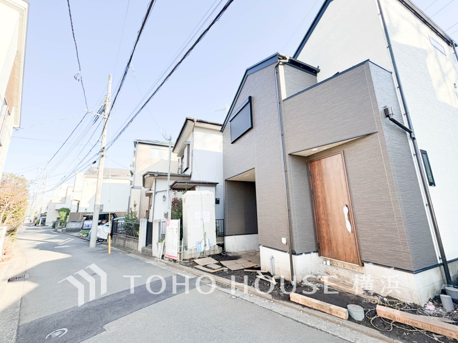 【2026年1月撮影】駅徒歩9分の閑静な住宅街に誕生した新築住宅。日当たり良好で快適な住環境です。