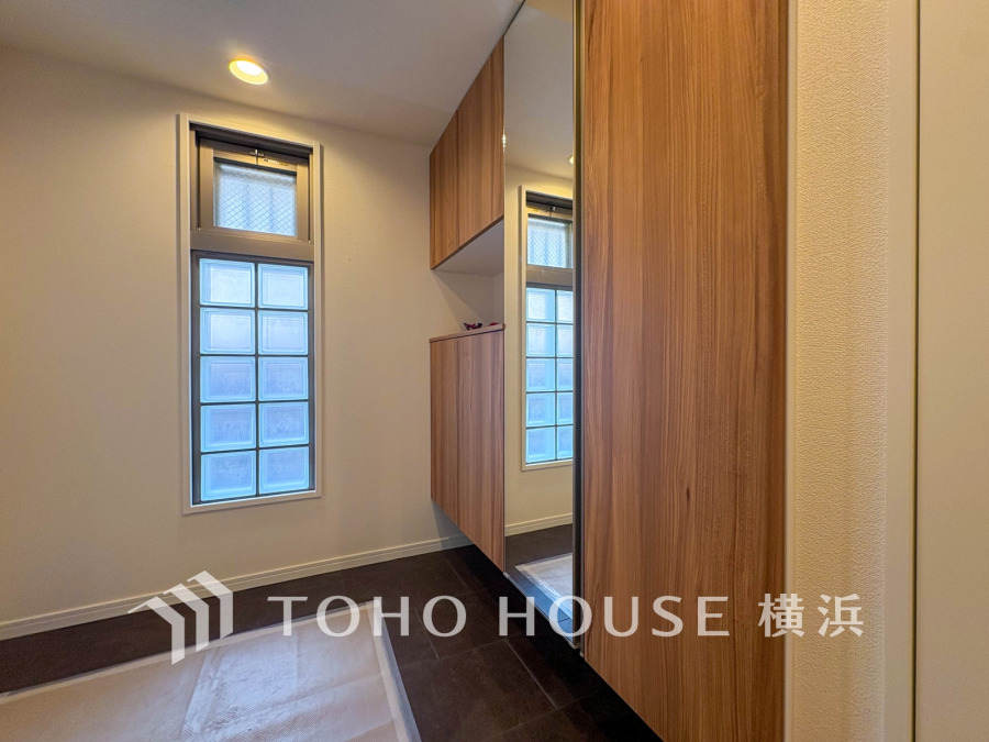 高級感と上質感のある玄関スペース。豊富な収納とゆとりを感じさせる心地よい空間です。
