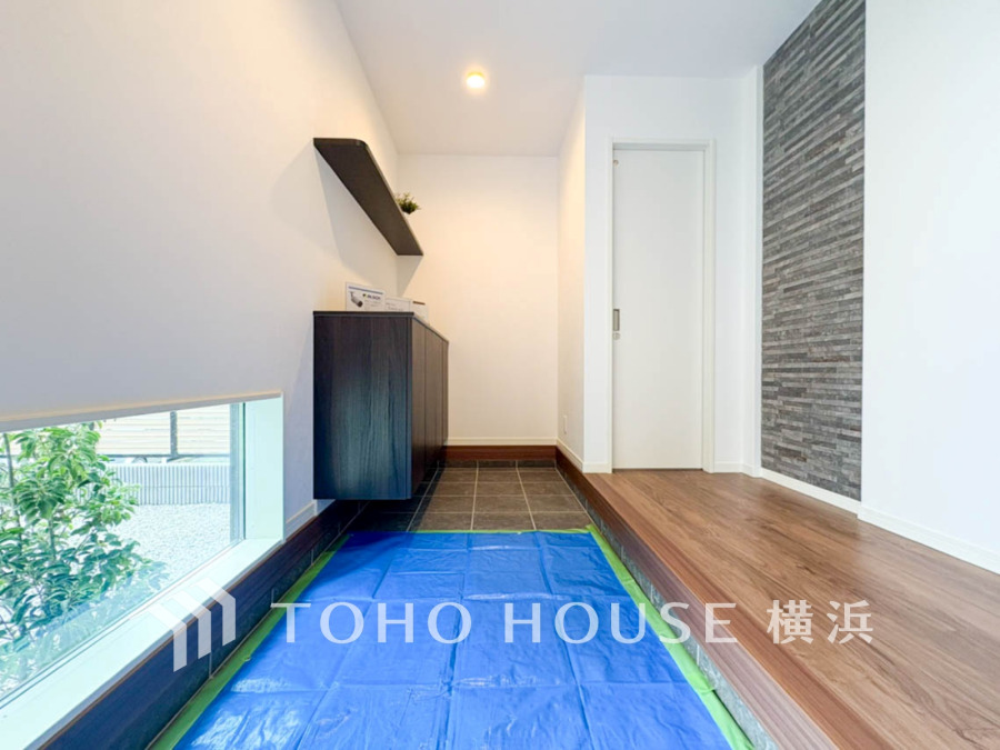 自然光が差し込む広々とした玄関。シンプルでモダンなデザインです。