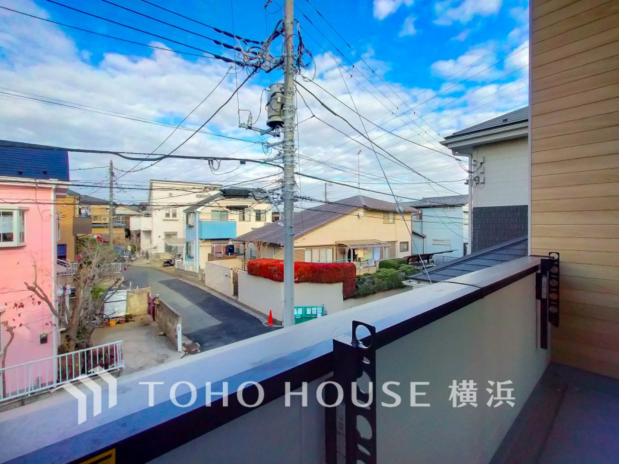 穏やかな住宅街を望むバルコニー。明るい空と街並みが日々の暮らしに安らぎをもたらします。