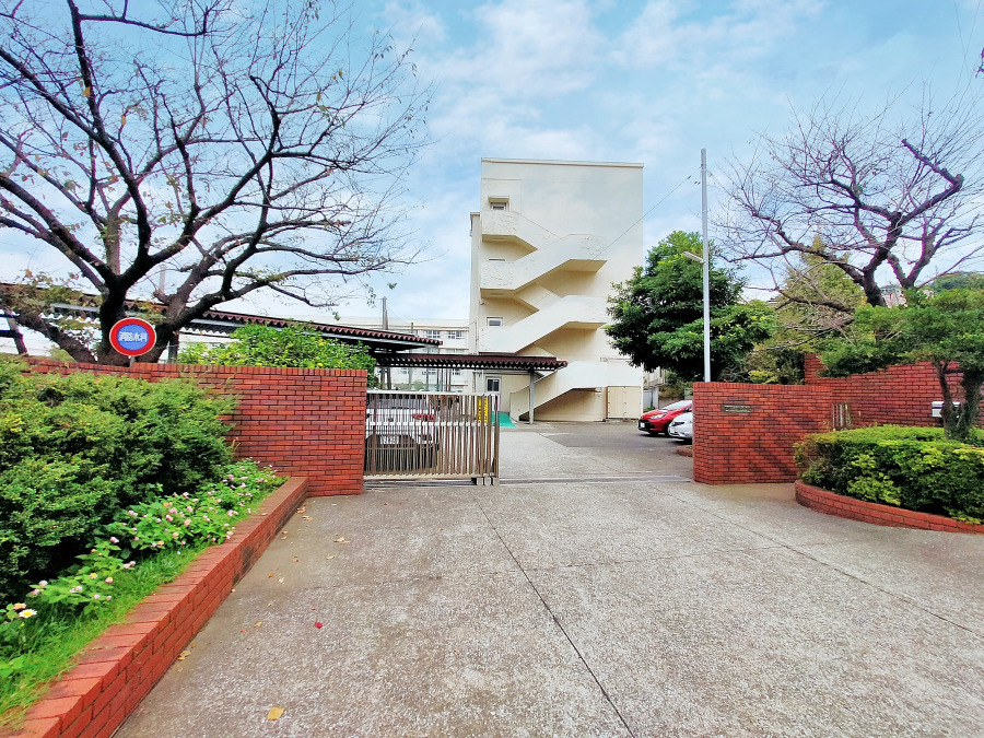 横浜市立西柴中学校　約700ｍ
