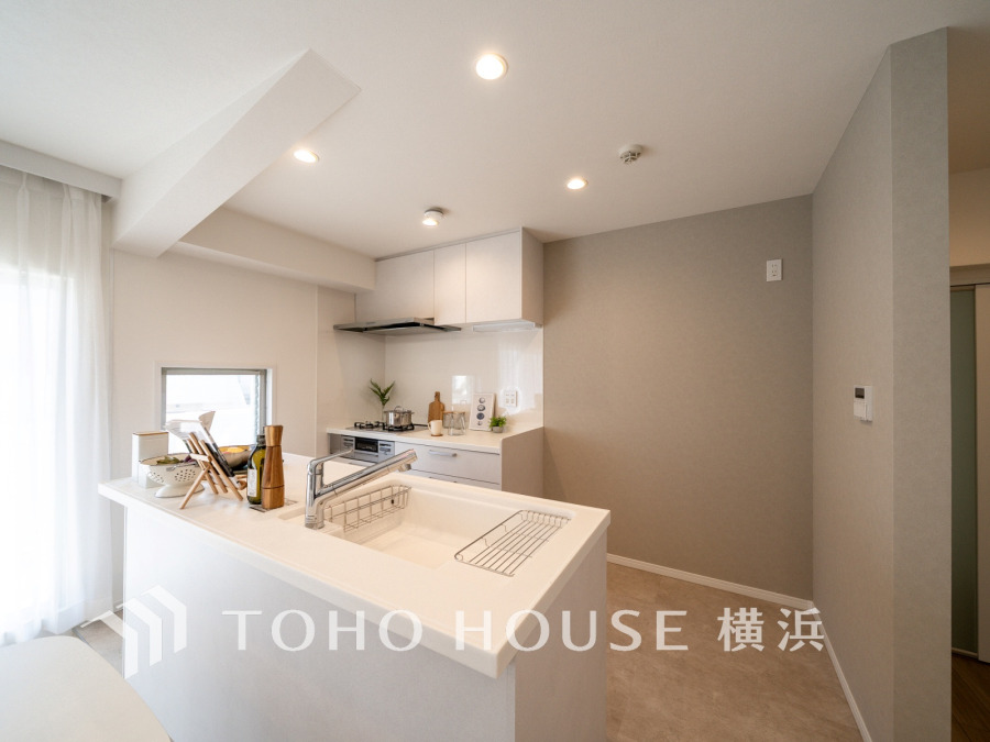 スタイリッシュな対面キッチンを採用。リビングが見渡せるので、お子様を安心して遊ばせながら家事ができ、リビング学習をするお子様にも声がかけやすい自然な距離感。 