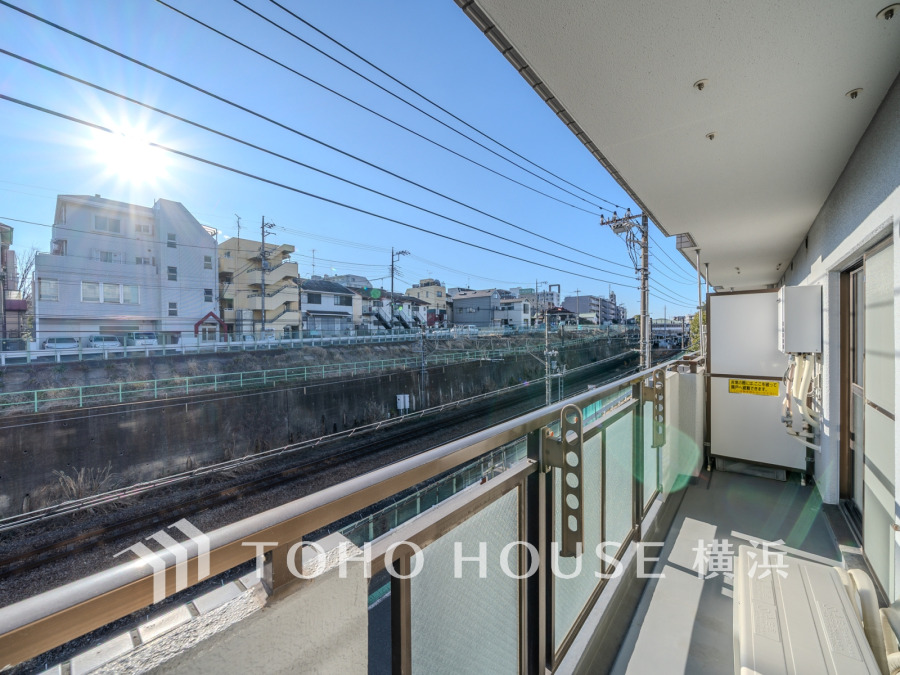 南向きで開放感のあるバルコニーです。日当りがよく、日照時間も長い為洗濯物も短時間で乾きそう。
