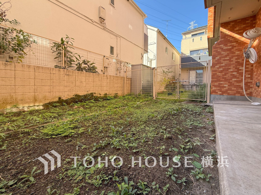 陽当たり良好な専用庭付き。多目的に使えるゆとりあるプライベート空間です。