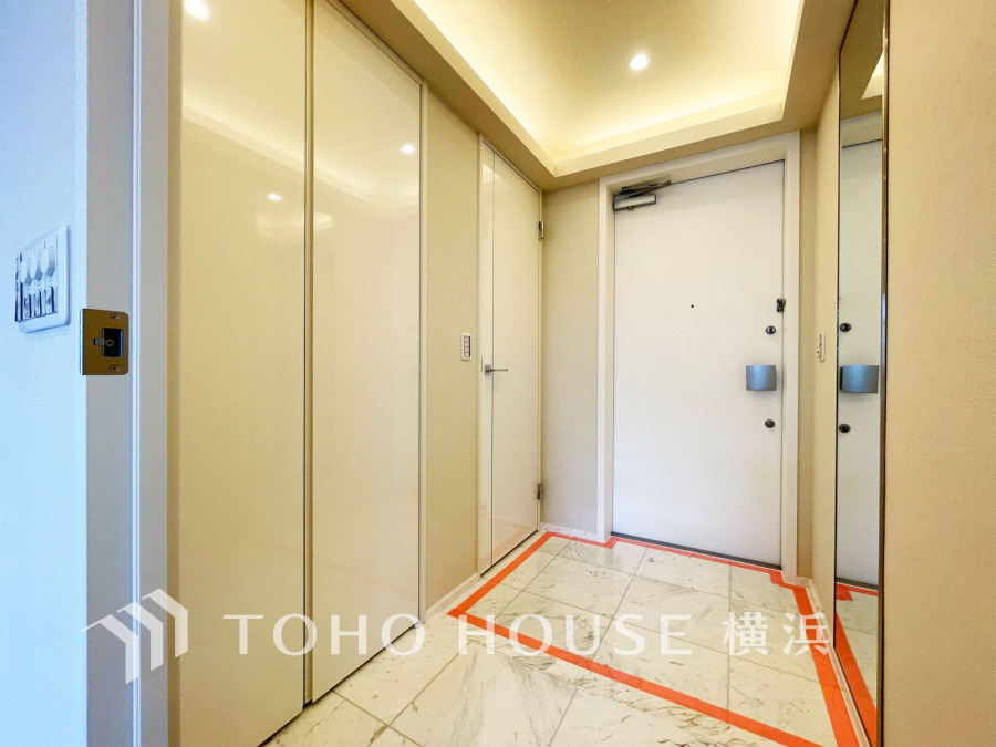 上質感漂う玄関と廊下。居住者の帰り、訪れる方を優しく迎える・安らぎに満ちた生活空間を予感させる。健やかな暮らしを楽しめることでしょう。