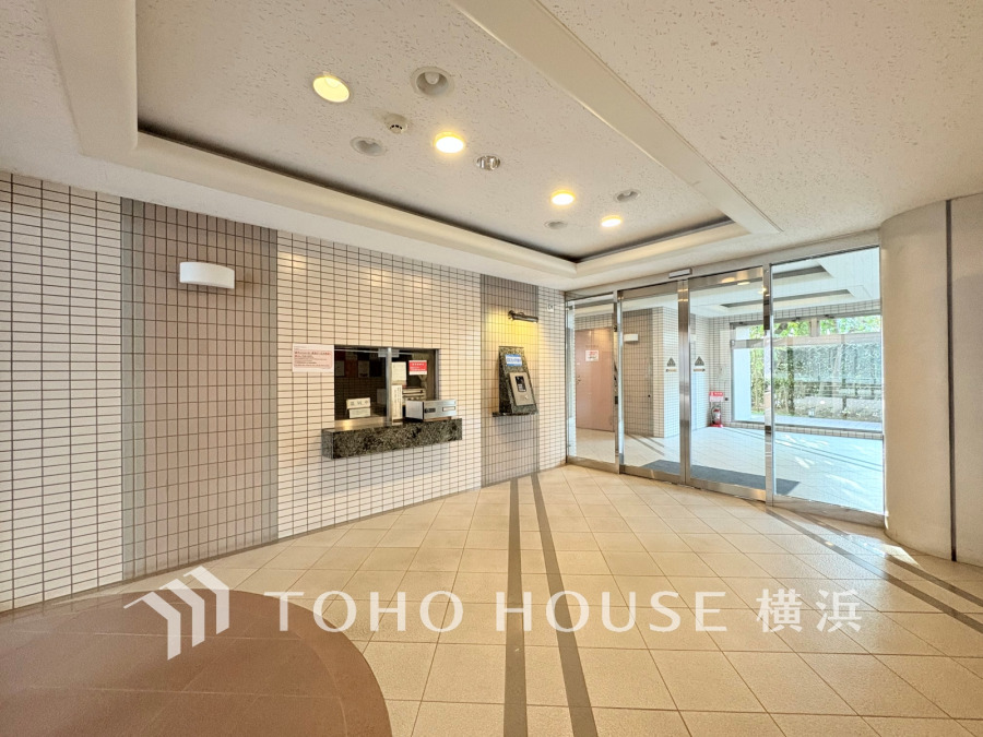 住まう誇らしさと安心感を演出する落ち着いた雰囲気のエントランス。
