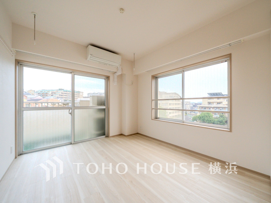 角部屋ならではの2面から明るい光が差し込む洋室です。