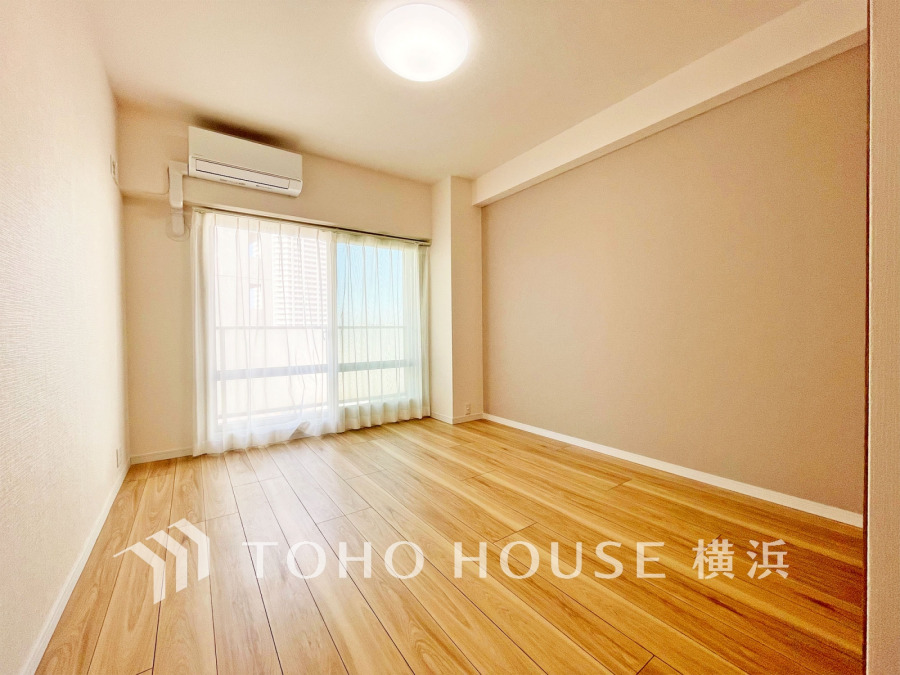 バルコニーに面した明るい洋室。穏やかな陽射しが、ゆったりとした寛ぎの時間を包みます。
